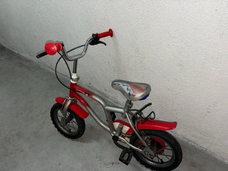 Bicicleta infantil roja