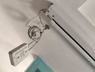 Proyector y pantalla de techo