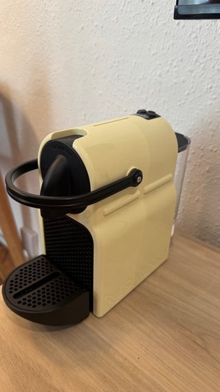 Cafetera de cápsulas Nespresso DeLonghi Amarilla