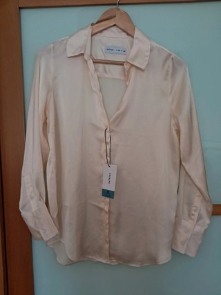 Camisa o blusa satinada. Nueva sin estrenar y con