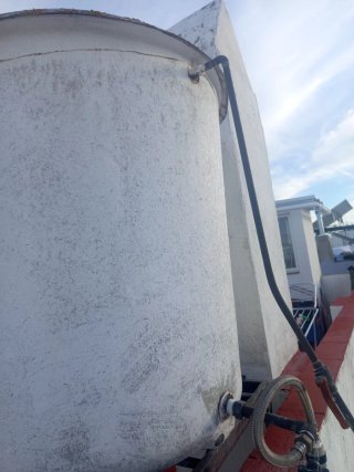 Bidón de agua grande blanco