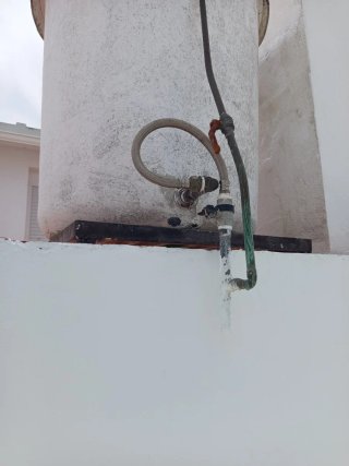 Bidón de agua grande blanco