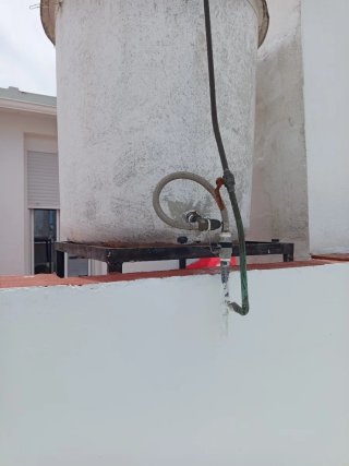 Bidón de agua grande blanco