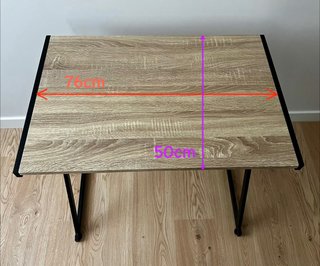 Escritorio pequeño de madera y metal