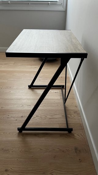 Escritorio pequeño de madera y metal