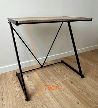 Escritorio pequeño de madera y metal