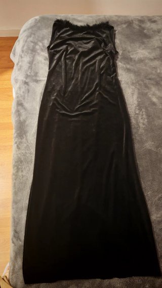 Vestido largo de terciopelo con plumas