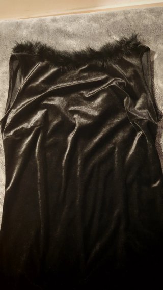 Vestido largo de terciopelo con plumas