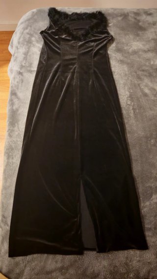 Vestido largo de terciopelo con plumas
