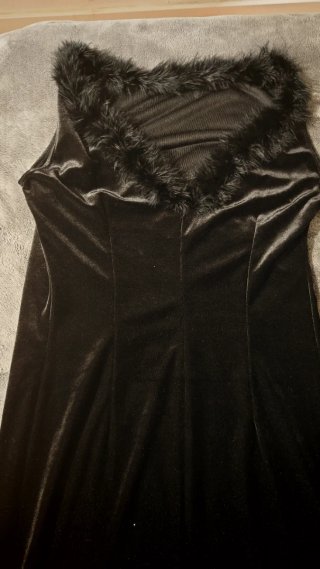 Vestido largo de terciopelo con plumas