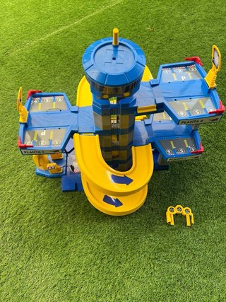 Aparcamiento de juguete azul y amarillo