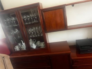 Mueble de madera marrón