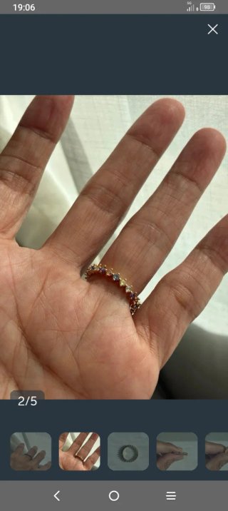 Anello dorato con pietre colorate