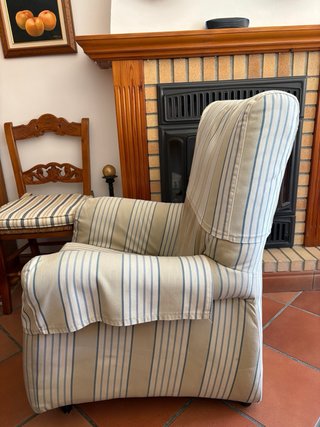 Sillón tapizado beige y azul. Hay dos unidades .