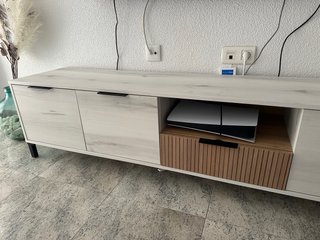 Mueble TV + mesa comedor + 4 sillas + mesa pequeña