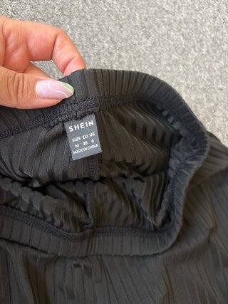 Pantalones negros acampanados con raja