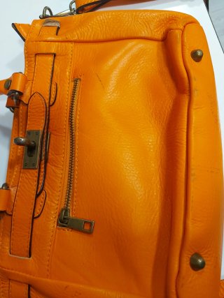 Bolso de piel naranja