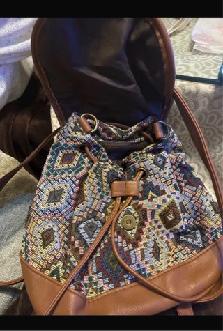 Mochila étnica con detalles en piel