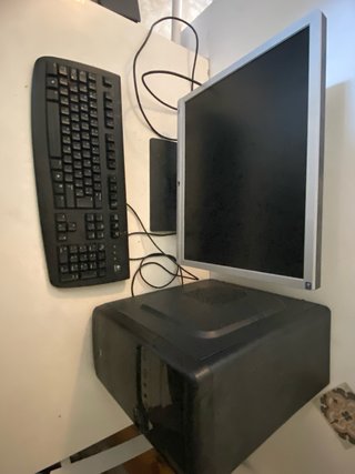 Ordenador de sobremesa negro