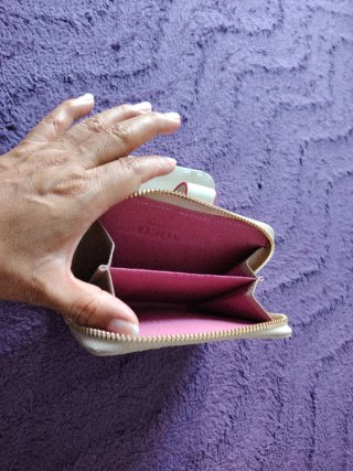Sexy monedero y  elegante beige  con detalle rosa.