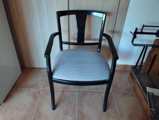 Sillón alto con reposabrazos