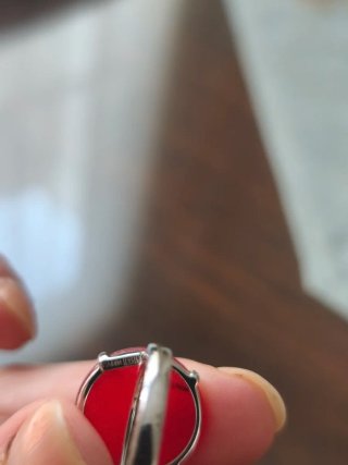 Anello in Argento con Pietra Rossa Facettata