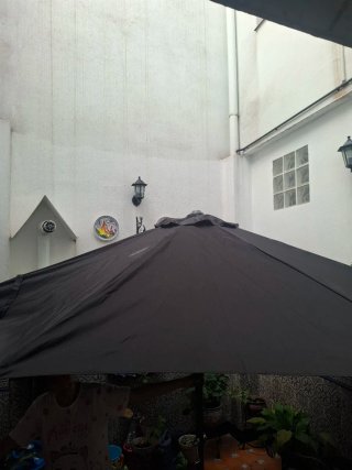 Sombrilla de exterior negra