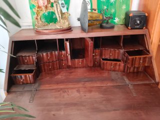 Escritorio antiguo de madera con cajones / bureau