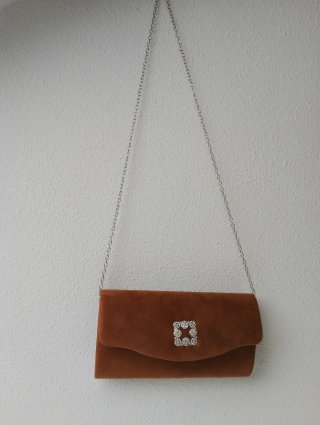 Bolso camel tacto ante con broche strass