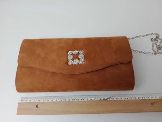 Bolso camel tacto ante con broche strass