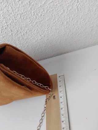 Bolso camel tacto ante con broche strass