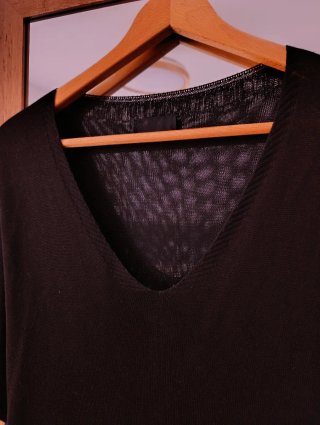 Jersey holgado de punto fino negro. Algo bonito.
