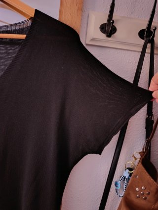 Jersey holgado de punto fino negro. Algo bonito.