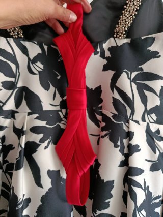 Vestido Lorena negro y blanco con cinto rojo