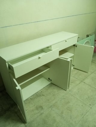 Mueble de madera blanco