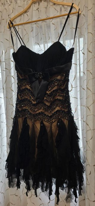 Vestido de fiesta negro con pedrería