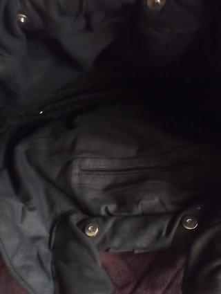 Bolso de mano negro con adornos dorados
