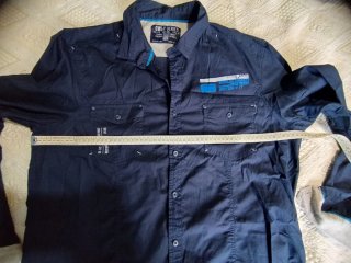 Camisa de hombre azul marino con detalles