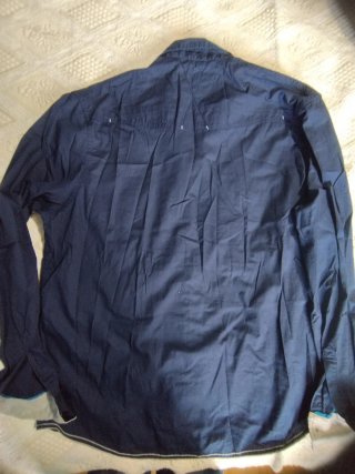Camisa de hombre azul marino con detalles