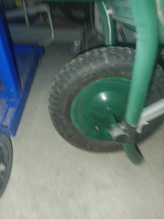 Carretilla de obra verde