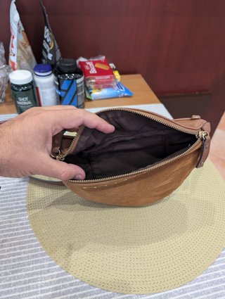 Mala de ombro em camurça com tachas