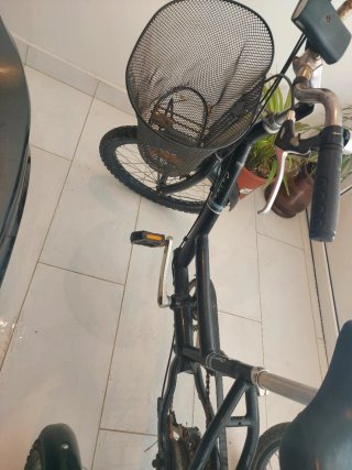 Triciclo con cesta en buen estado