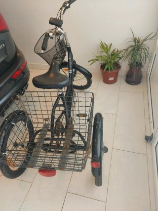 Triciclo con cesta en buen estado