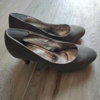 Zapatos de tacón grises