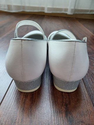 Sapatos Brancos e Prateados