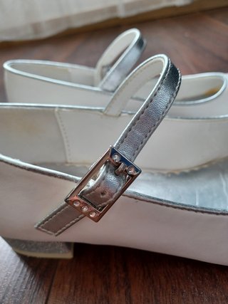 Sapatos Brancos e Prateados