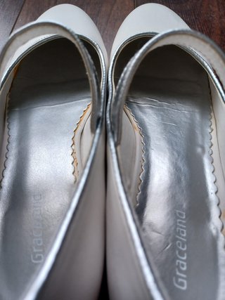 Sapatos Brancos e Prateados