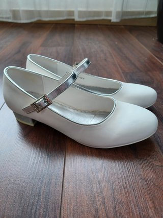 Sapatos Brancos e Prateados