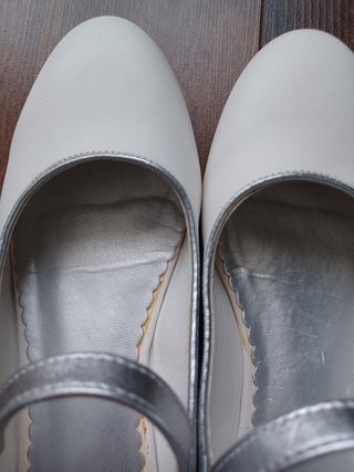 Sapatos Brancos e Prateados