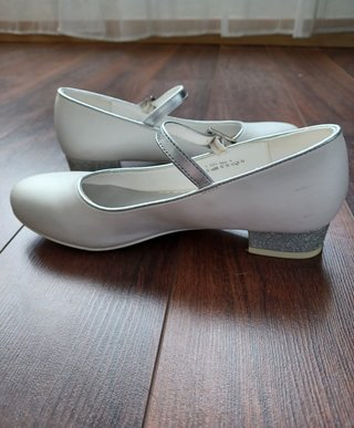 Sapatos Brancos e Prateados